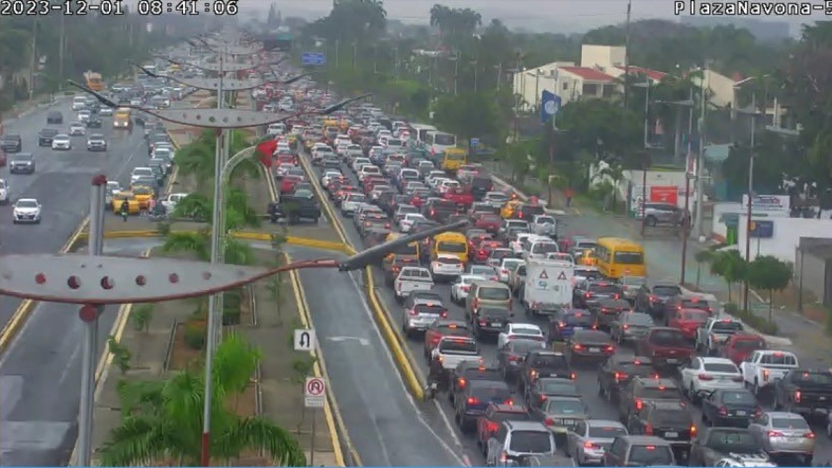 La congestión vehicular se extendió en cinco kilómetros sobre la avenida Samborondón.
