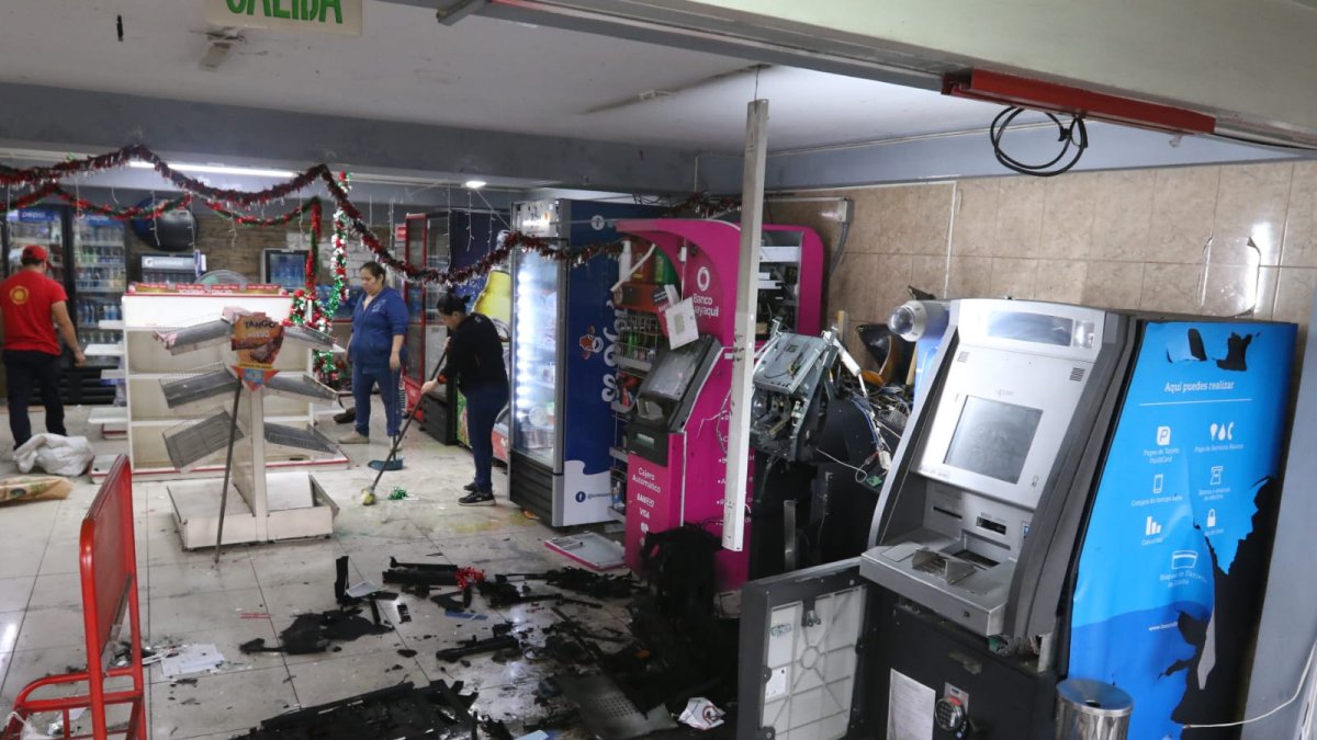 Antisociales se llevaron la plata de cajeros.
