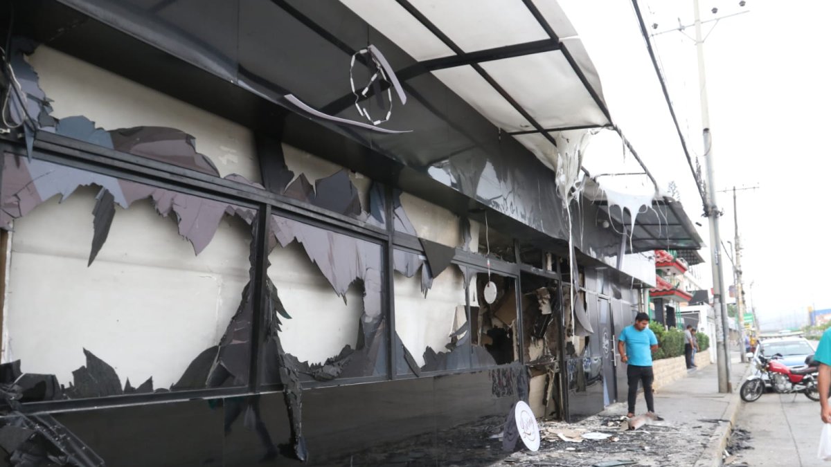 La discoteca fue blanco de otro atentado; esta vez rociaron gasolina y prendieron fuego al local.