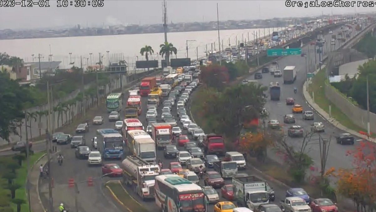 El congestionamiento vehicular sobre el Puente de la Unidad Nacional se mantiene la mañana de este viernes 1 de diciembre.