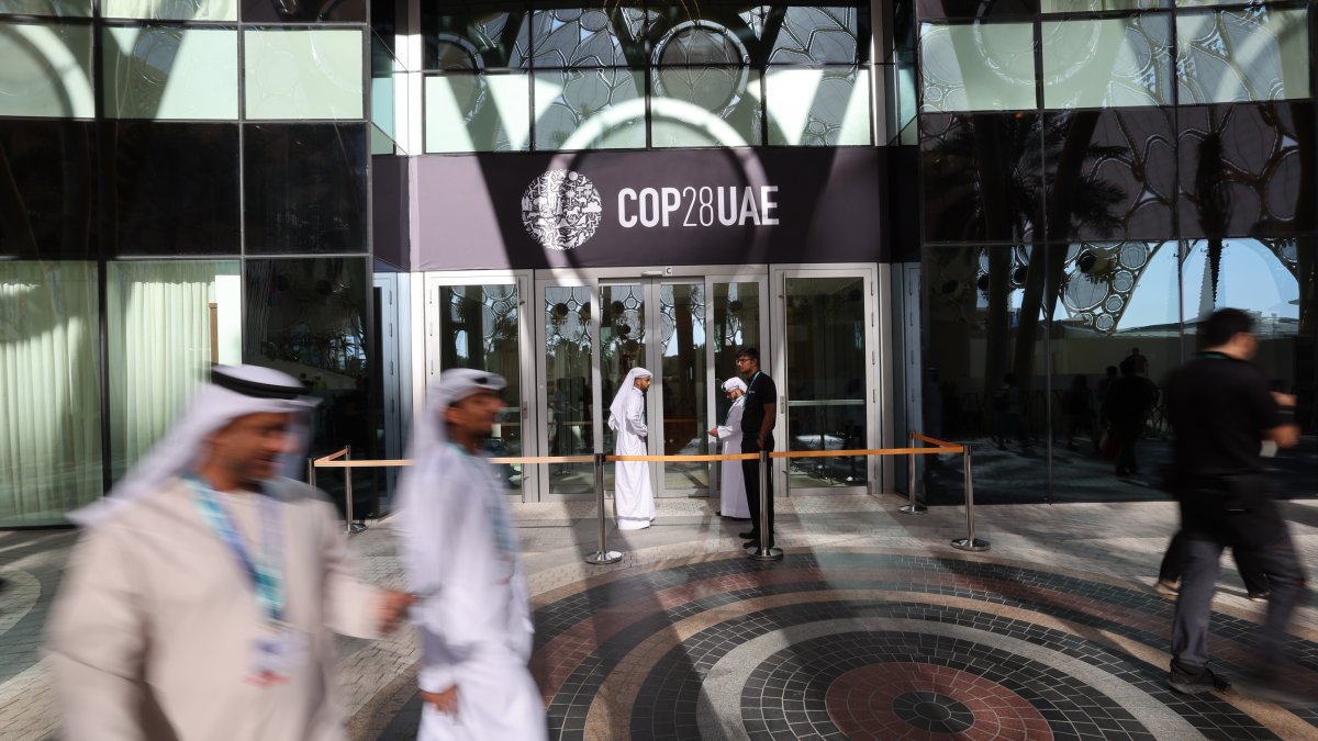 El sultan Ahmed Al Jaber (I), presidente designado de la COP28, llega AL lugar antes de la ceremonia de apertura de la Conferencia COP28 en Dubái.