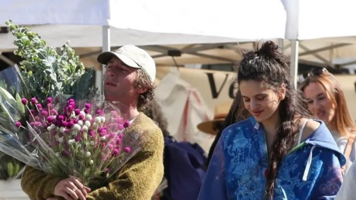 Rosalía y Jeremy Allen White caminando juntos en Los Ángeles