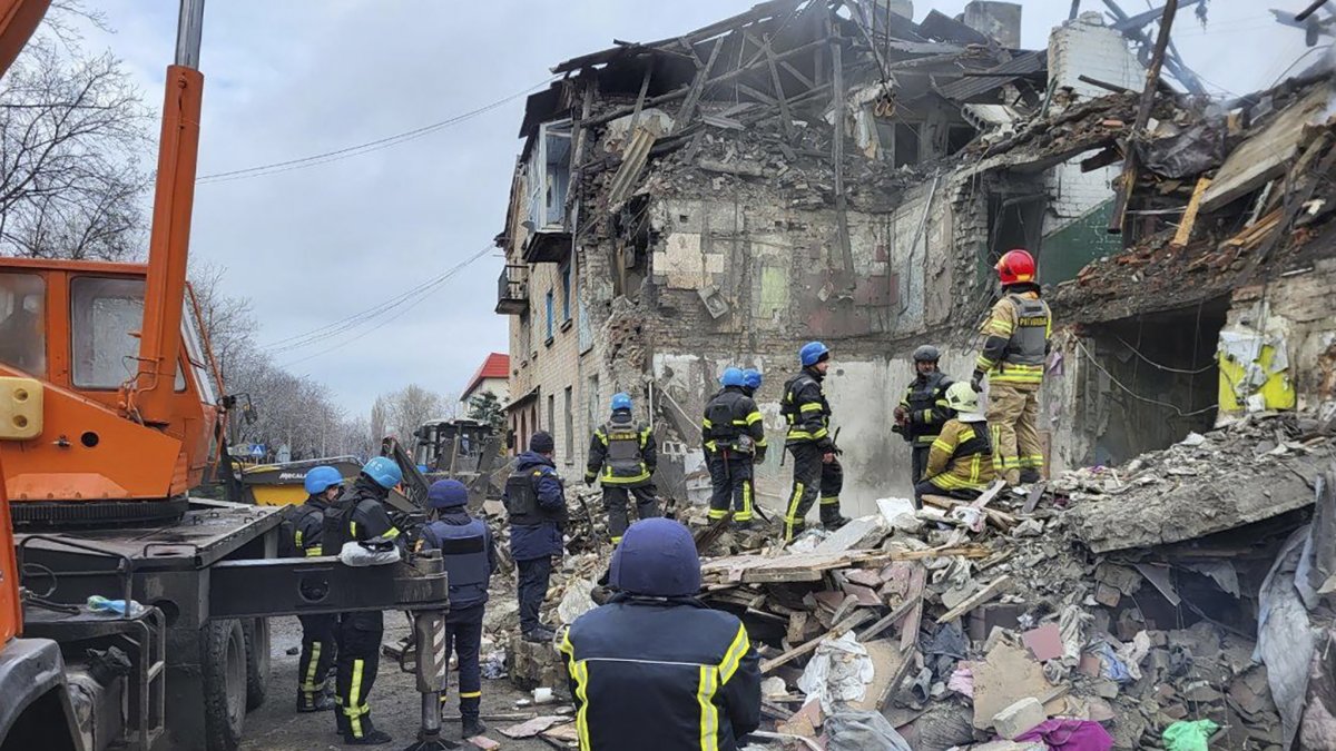 Donetsk. Rescatistas revisan un edificio afectado por los bombardeos.