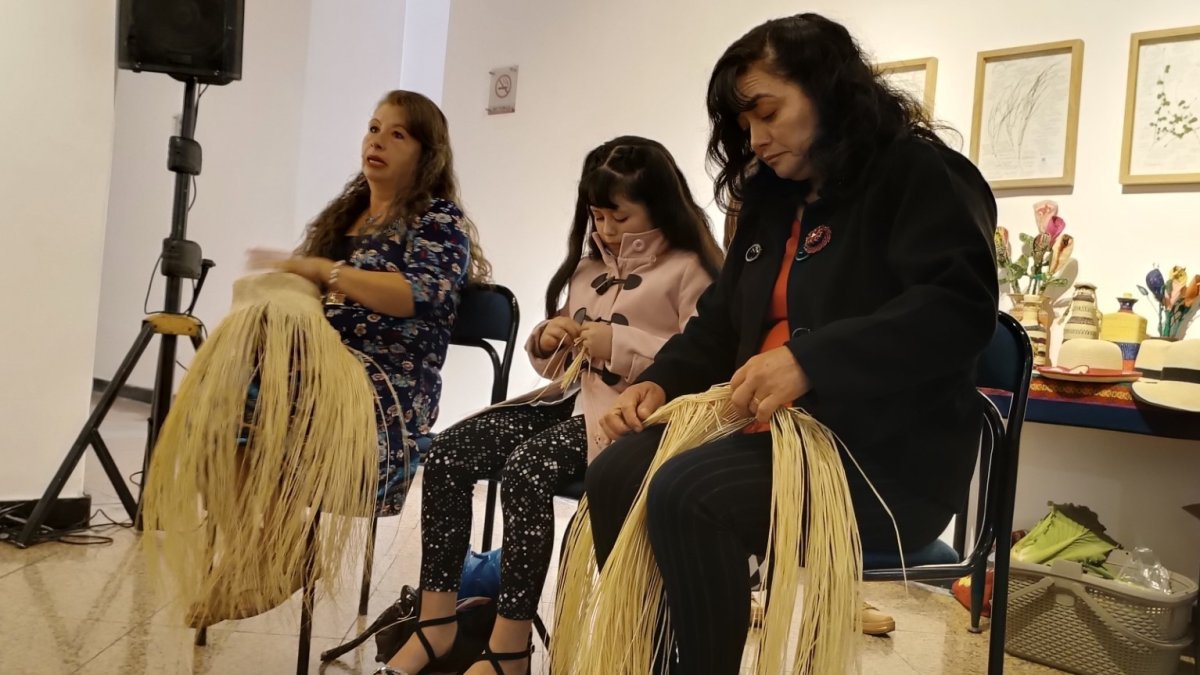 Damarys Mendoza (centro), es una pequeña niña que dice sentirse orgullosa de su madre por el trabajo que realizaron al elaborar este sombrero 'tan grande'.