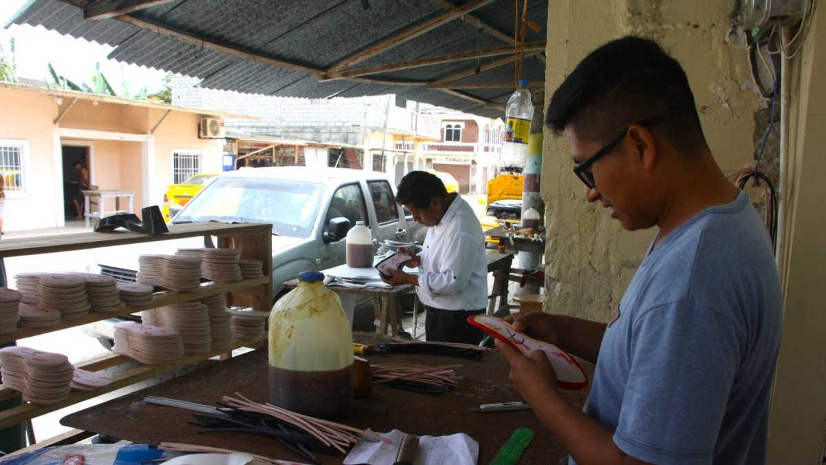 Los artesanos.  Exhibirán lo mejor hecho de sus manos.