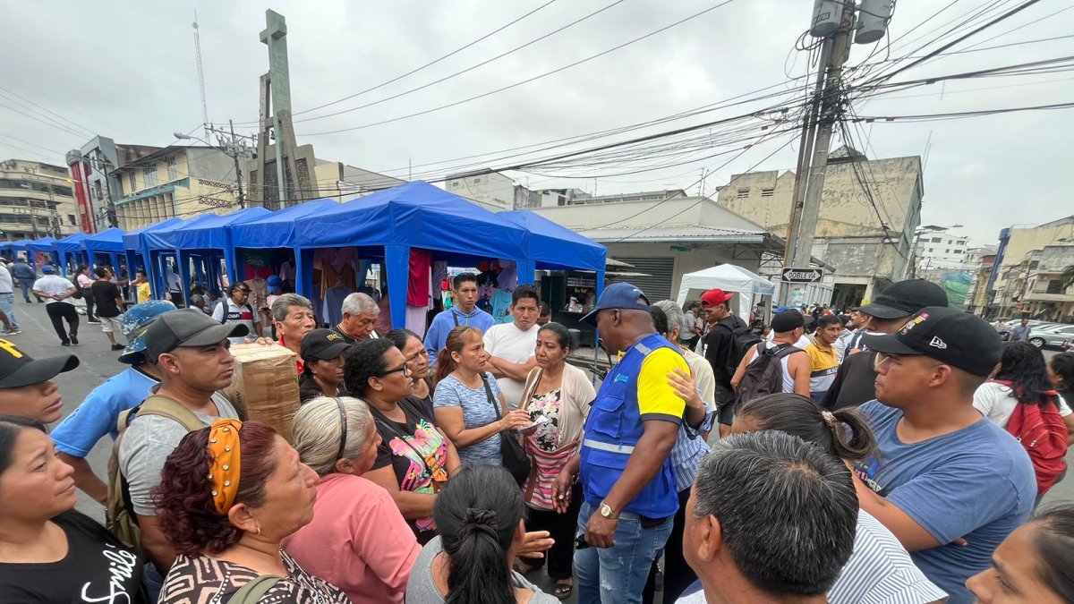 1. Espacios. Cientos de comerciales informales reclamaban por no tener un espacio para poder vender sus productos