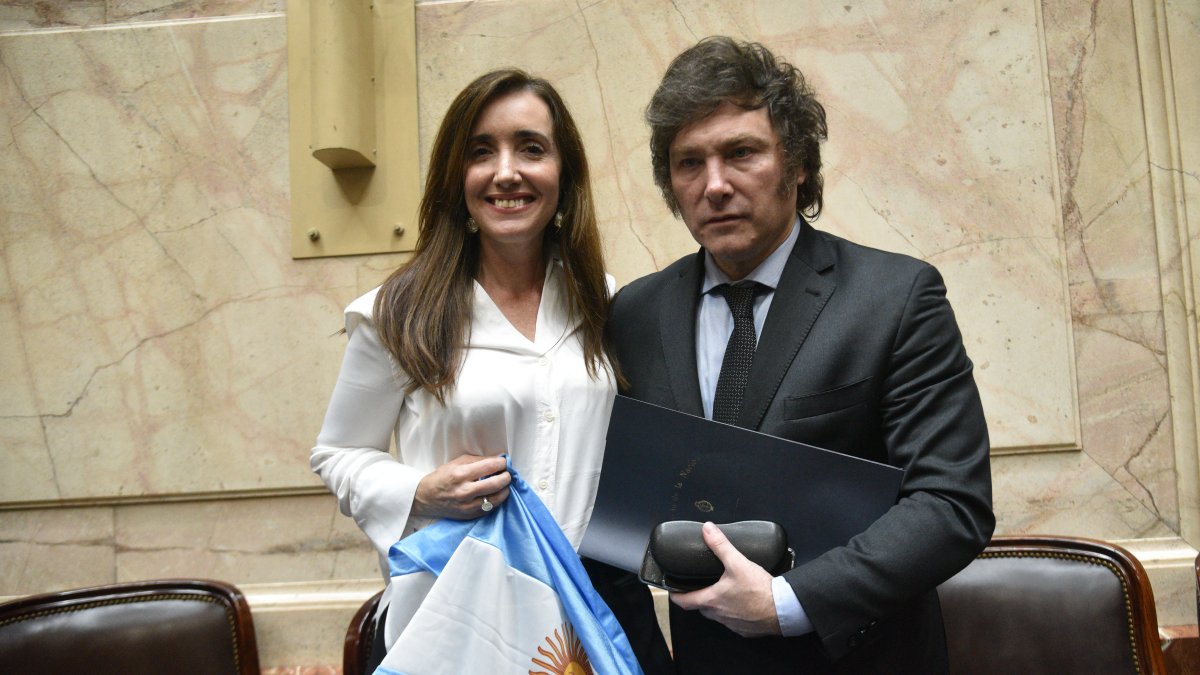 El presidente electo Javier Milei junto a su fórmula vicepresidencial Victoria Villarruel, este 29 de noviembre de 2023, luego de que la Asamblea Legislativa proclamara su victoria.