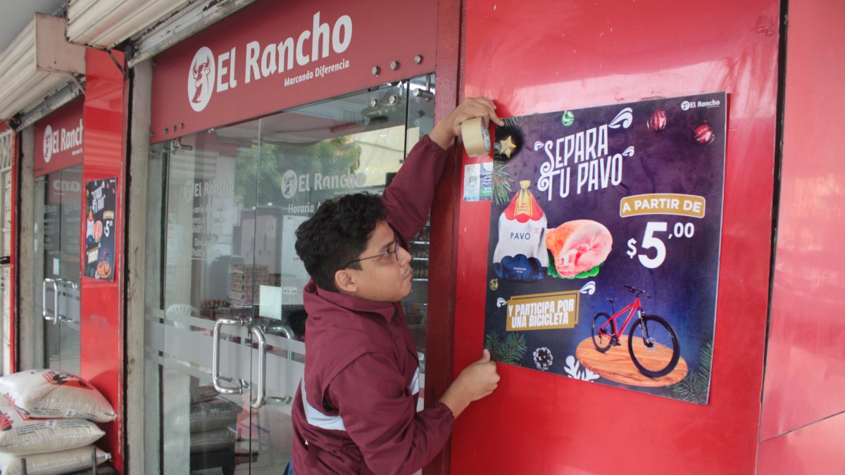 El Rancho. Un trabajador pone un cartel que informa sobre las opciones que hay para separar ingredientes para la cena.