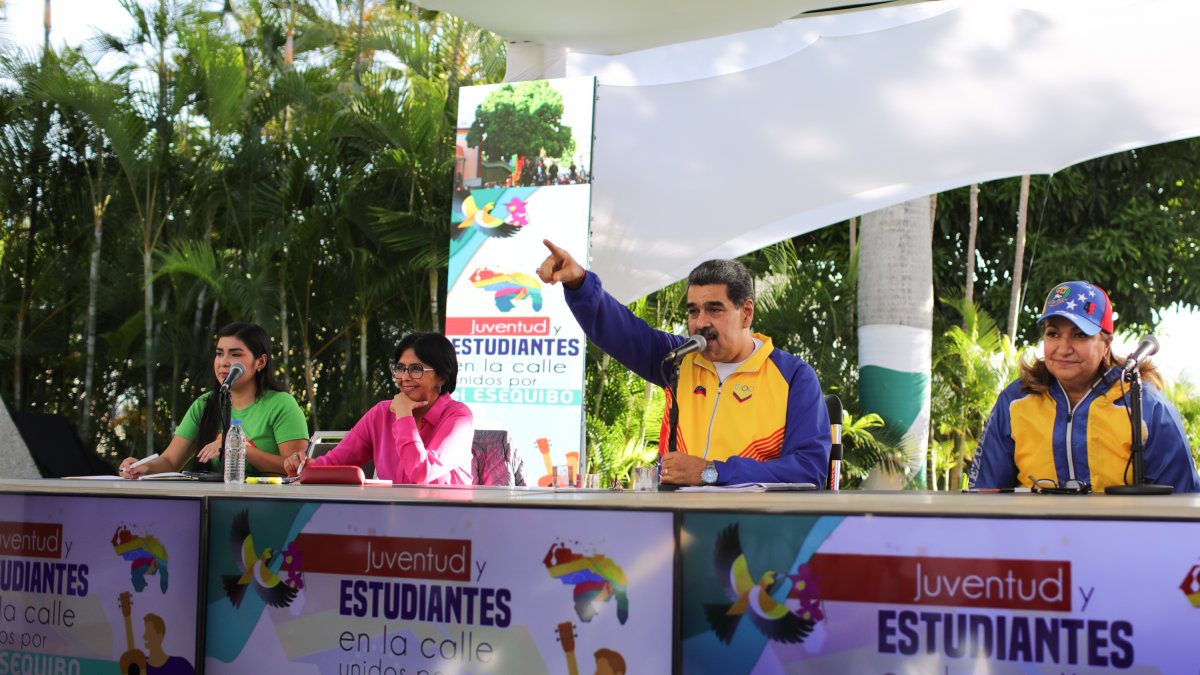 El presidente venezolano, Nicolás Maduro, durante un acto de Gobierno con estudiantes en apoyo al litigio por El Esequibo, en Caracas (Venezuela).