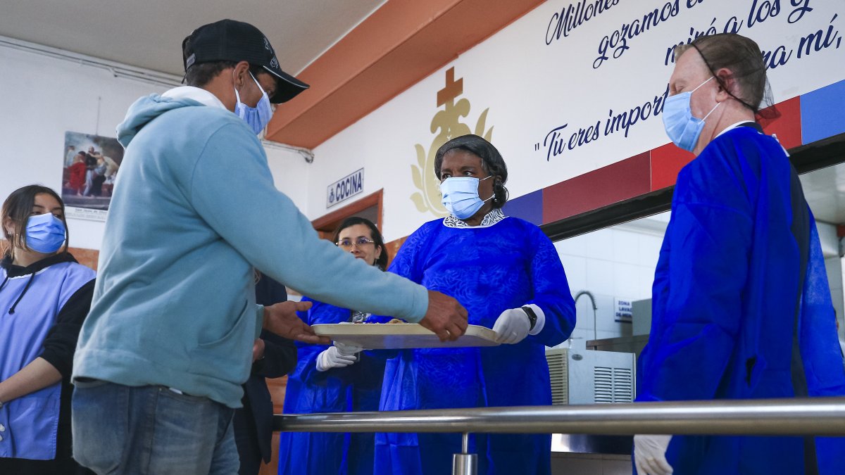 La representante de Estados Unidos ante la ONU, Linda Thomas-Greenfield, participa en la entrega de alimentos durante su visita al albergue San Juan de Dios.
