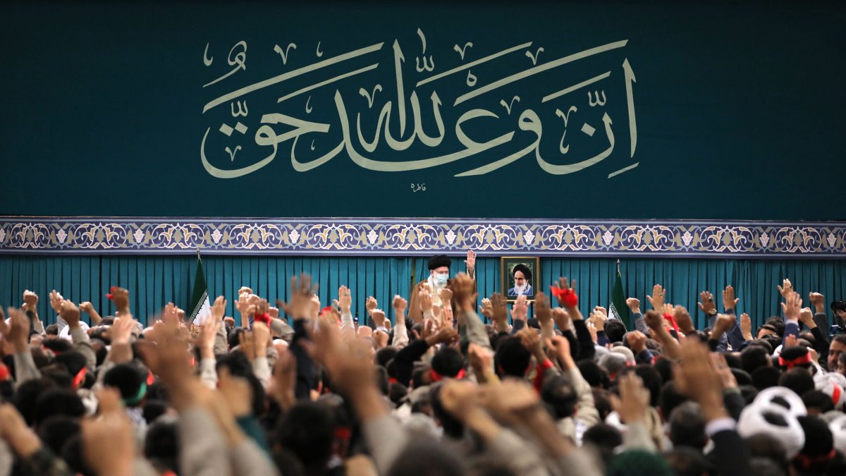 El líder supremo iraní, el ayatolá Ali Jamenei (C), saludando a la multitud durante una reunión con miembros de las fuerzas paramilitares iraníes (Basij) en Teherán, Irán, el 29 de noviembre de 2023