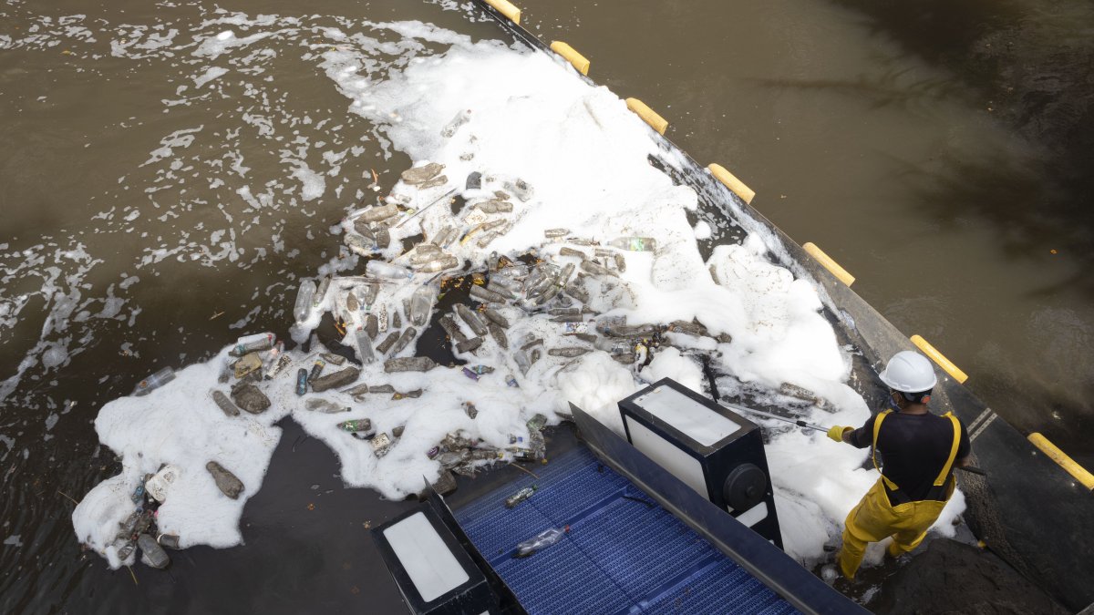 El proyecto Azure consiste en la retención y recolección de plásticos de un solo uso de los cuerpos de ríos.