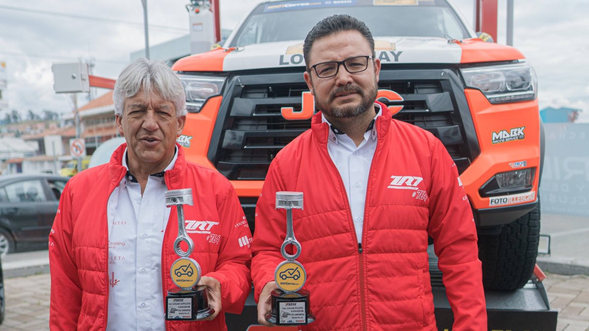 Jhon Zabaleta (i) y Adrián Castillo (d) con el trofeo de campeones de la prueba de rally.