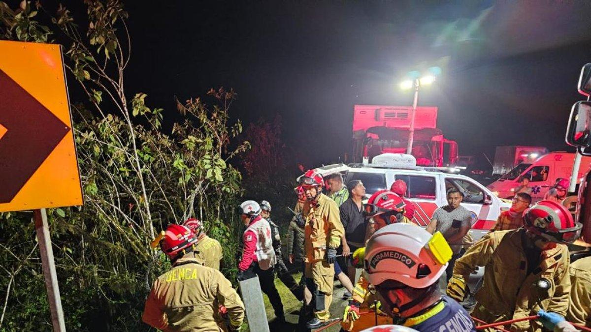 Organismos de socorro atendieron a las personas que resultaron heridas en el vuelco del bus.
