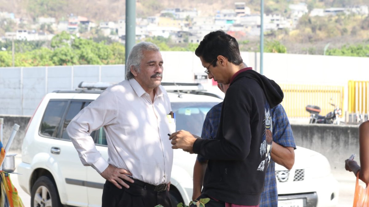 Familiares del docente asesinado acudieron a la morgue.