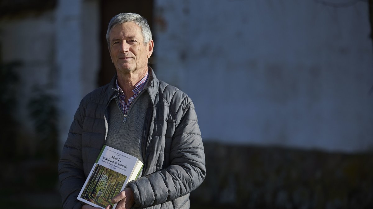 El historiador español Benito Díaz, experto en la resistencia antifranquista, con su libro 'Maquis, la resistencia armada'. EFE/ Manu Reino