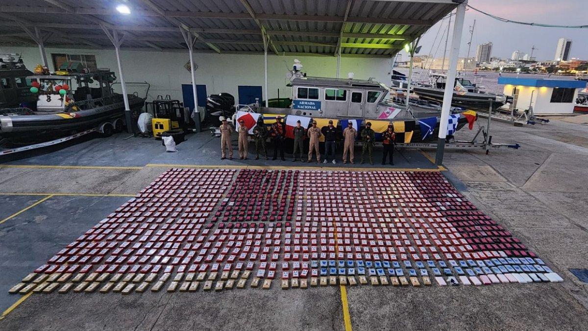 El material incautado por los guardacostas en una zona de Cartagena.