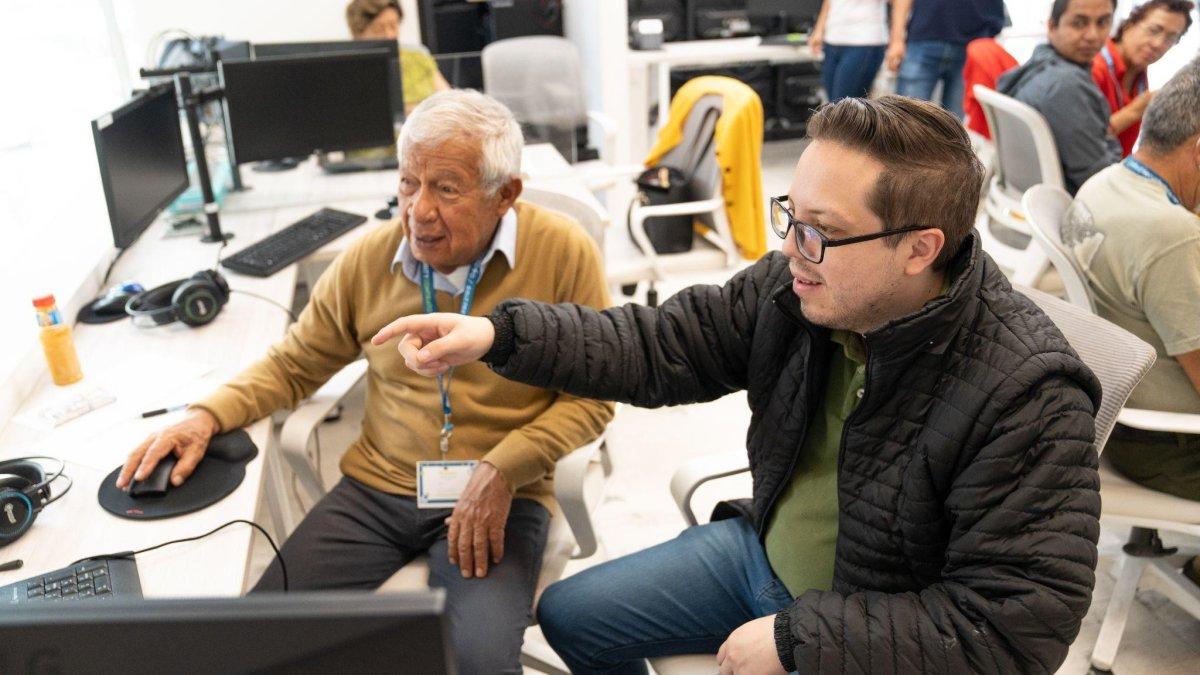 La empresa busca capacitar a personas de la tercera edad de manera gratuita.