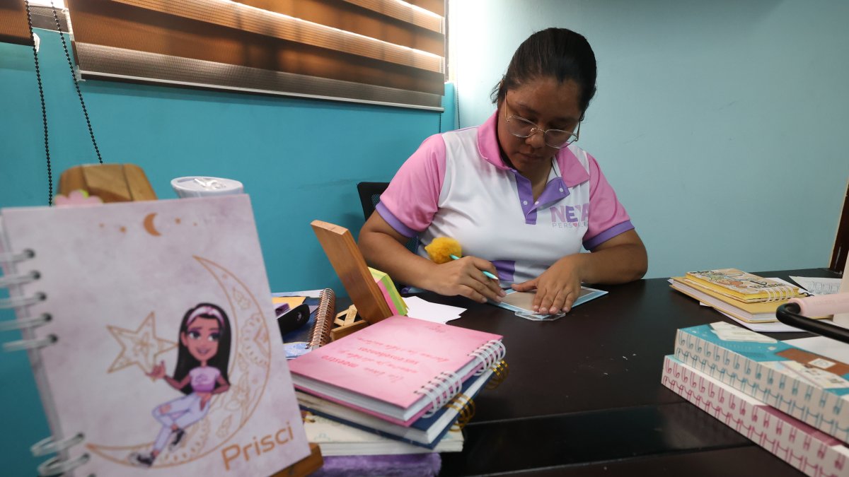 Andrea Rodríguez, emprendedora que manufactura agenda de periodistas.