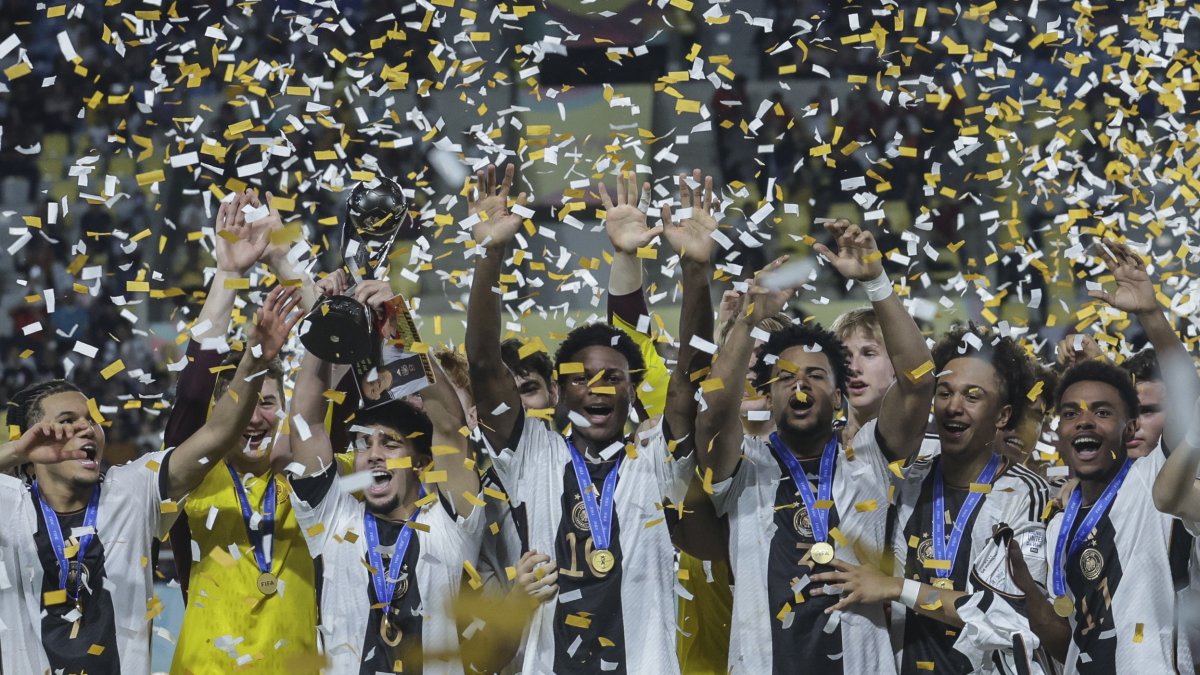 Los jugadores alemanes celebran tras ganar el partido final de la Copa Mundial Sub-17 de la FIFA entre Alemania y Francia en Surakarta.