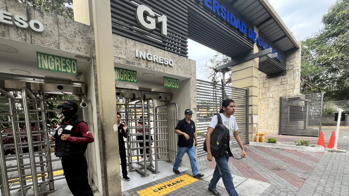 Control. El ingreso a la Universidad de Guayaquil es por medio de torniquete de lector de credenciales.