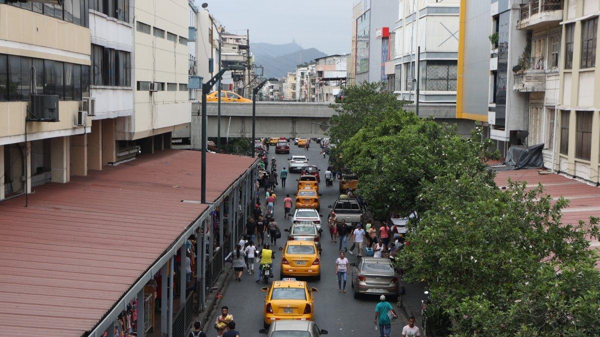 1. Referencial. Esta situación les genera preocupación entre los presidentes de las asociaciones de comerciantes de la Bahía (foto). 2. Hecho. Justicia y Vigtilancia dio a conocer que, tras un operativo, en las calles Huayna Cápac y Ayacucho, halló y decomisó fuegos artificiales que se vendían clandestinamente.