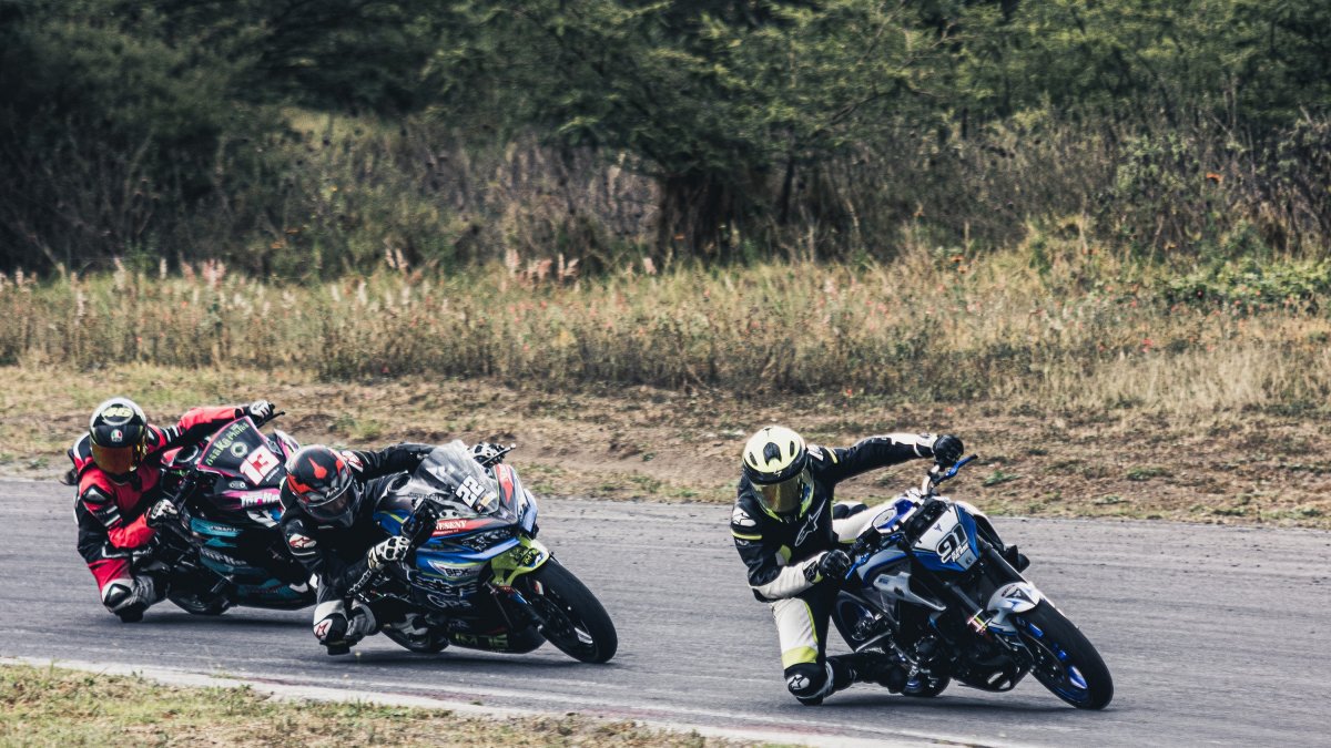 Los motociclistas demostraron su habilidad y velocidad en la pista de Yahuarcocha.
