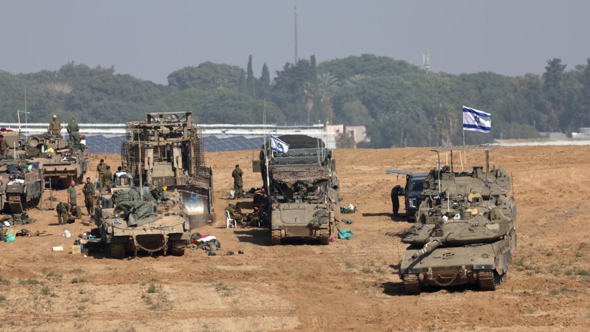 Soldados israelíes y sus vehículos de combate congregados cerca de la frontera con la Franja de Gaza, este sábado 2 de diciembre.