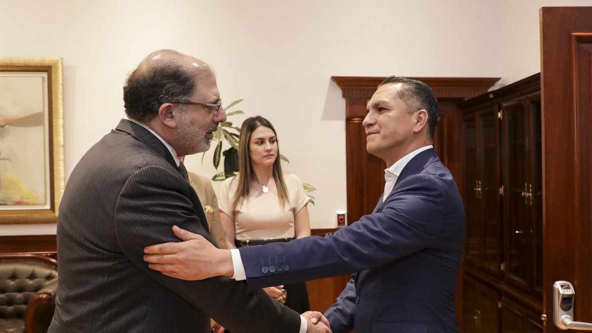 Amigos. Henry Kronfle, enemigo jurado de la impunidad (así dice), recibe con solemnidad en su despacho al principal de sus agentes: Wilman Terán.