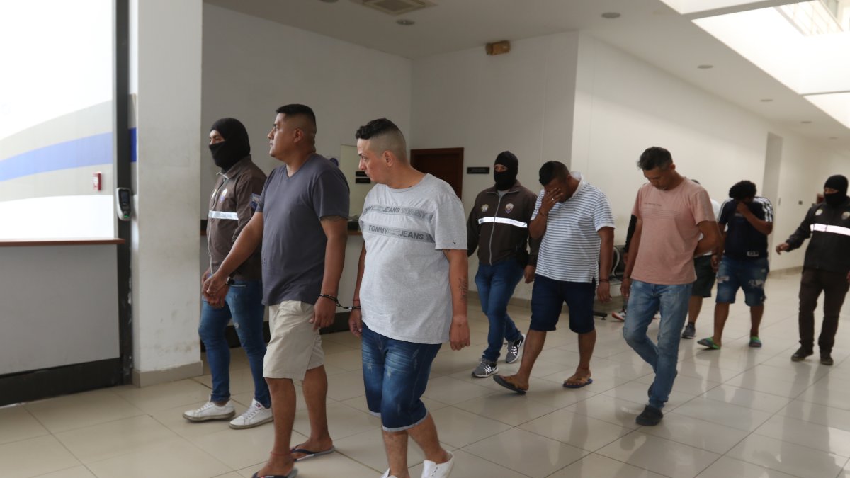 Proceso. Luego de la llegada de los detenidos a la sede de la Policía Judicial, se ofreció una rueda de prensa.