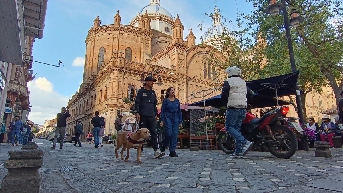 El centro de la ciudad de Cuenca es un lugar muy visitado por turistas extranjeros y nacionales.
