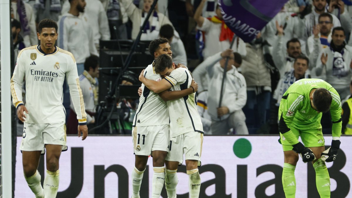 El delantero brasileño del Real Madrid Rodrygo Goes (ci) celebra su gol (segundo de su equipo) durante el partido entre Real Madrid y Granada.
