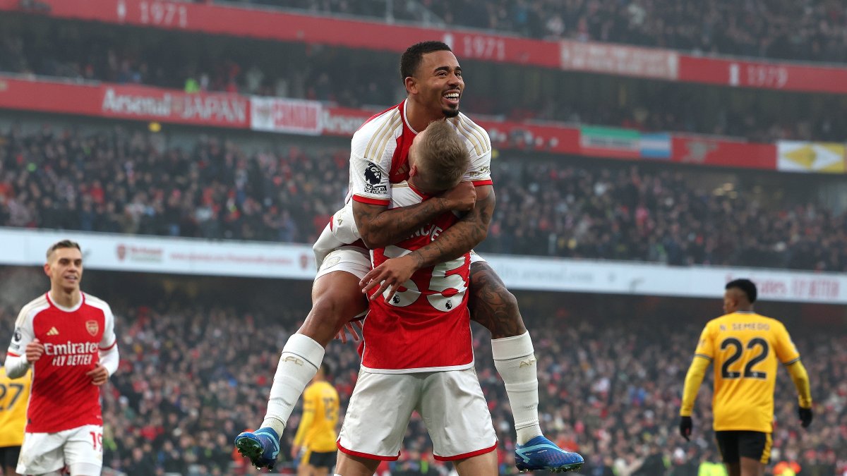 Gabriel de Jesús (arriba) y Oleksandr Zinchenko (abajo) del Arsenal, celebran después de que Martin Odegaard (no en la foto) del Arsenal anotó el 2-0.