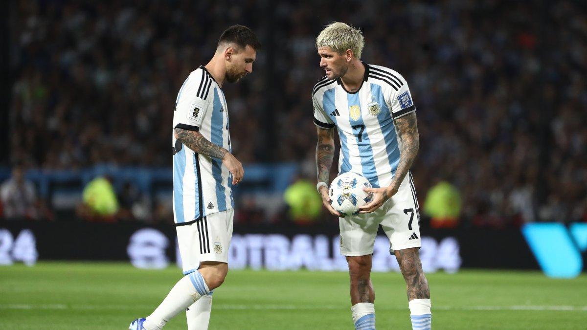 De Paul (d) es pieza clave en el medio sector albiceleste.