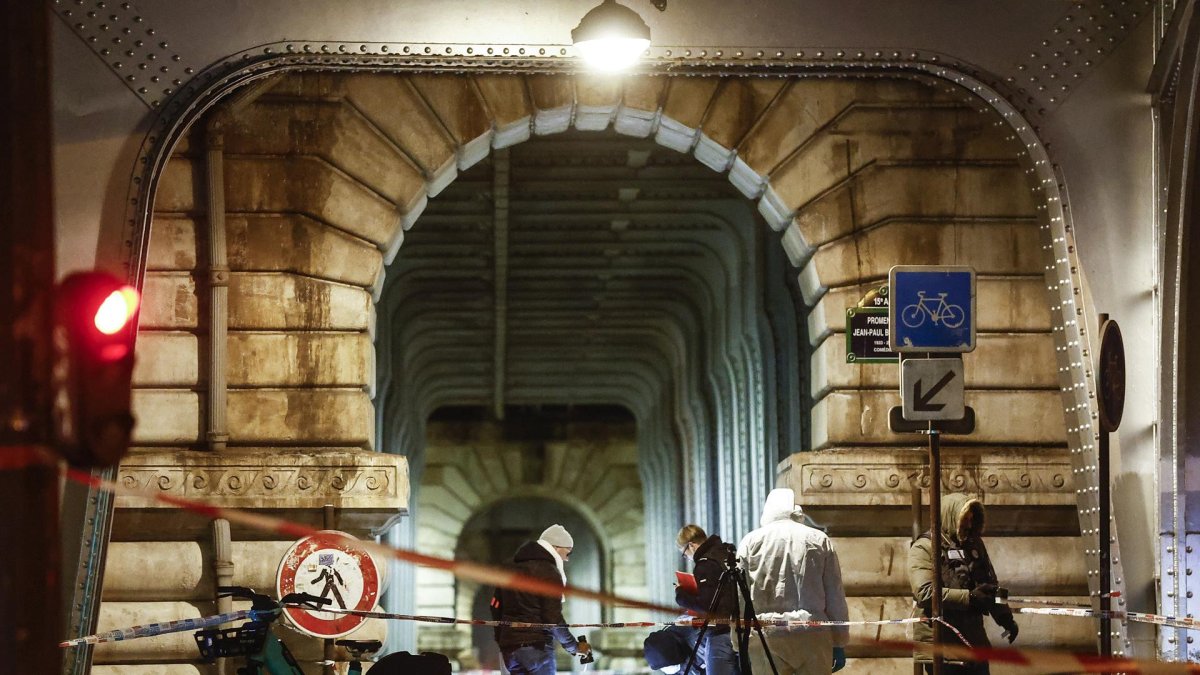 Policía forense investiga la escena tras un ataque con arma blanca ocurrido este sábado 2 de diciembre en París.