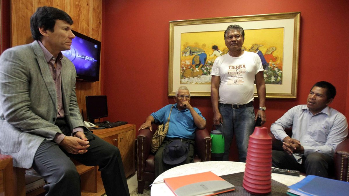 Fotografía de archivo fechada el 20 de mayo de 2014 que muestra al diputado Walter Harms (i) mientras habla con un grupo de indígenas en Asunción.