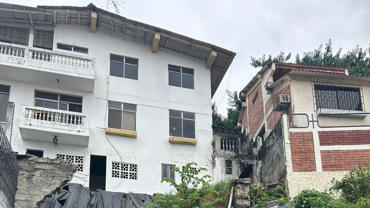 Evidencia. La tolda negra colocada por los vecinos luce en mal estado.