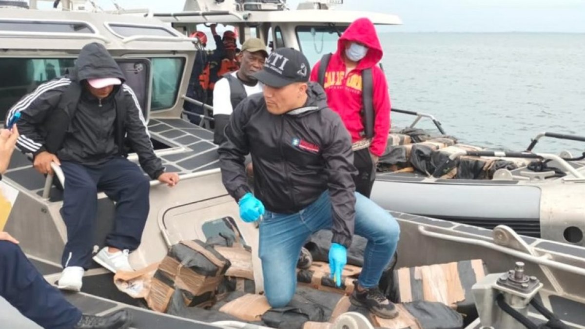 Agentes hallaron la droga en el interior de un semisumergible en las cercanías de Tumaco.