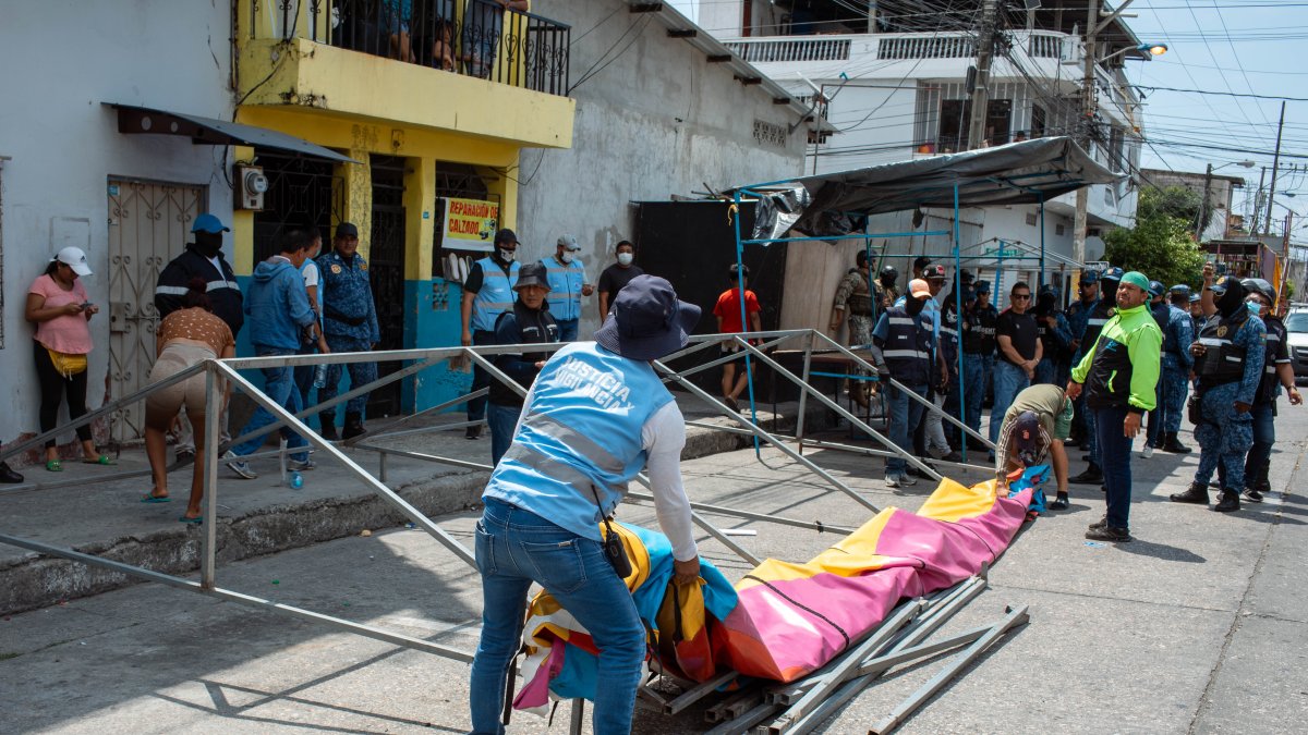 Los juegos ocupaban no solo las aceras, sino también parte de la vía, lo que impedía el paso de las personas.