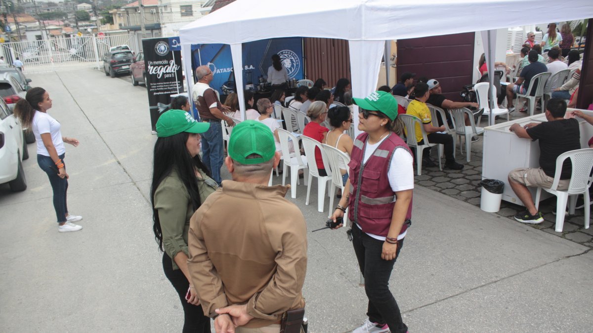 Proyecto. Gema Vivas está encargada de la seguridad de las puertas en Samanes 1, donde se han colocado rejas para contener a la delincuencia.