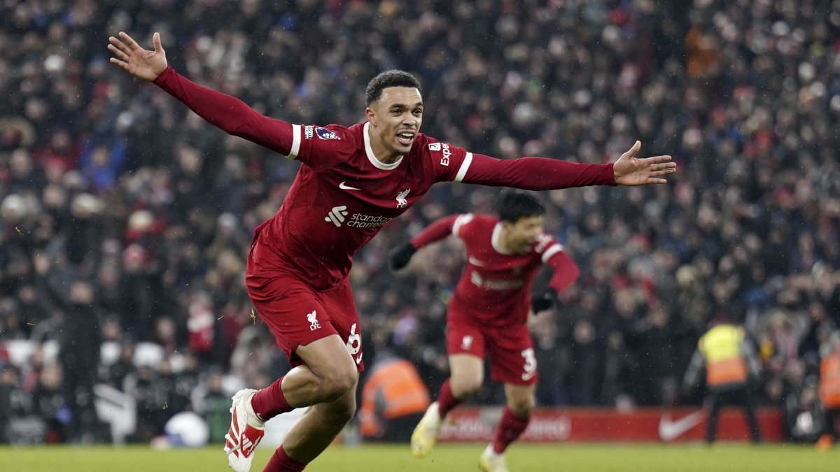 Trent Alexander-Arnold de Liverpool celebra tras marcar el gol de 4-3 durante el partido de fútbol de la Premier League entre el Liverpool FC y el Fulham FC.