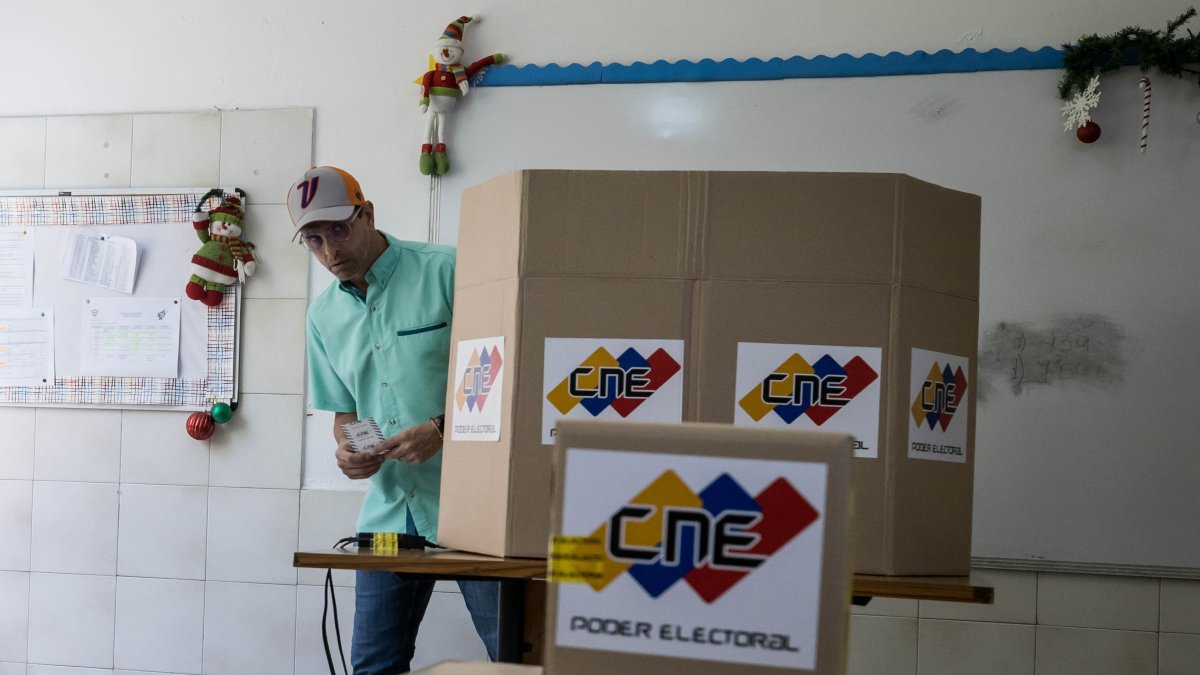 .El dirigente opositor Henrique Capriles participa en el referéndum consultivo por El Esequibo.