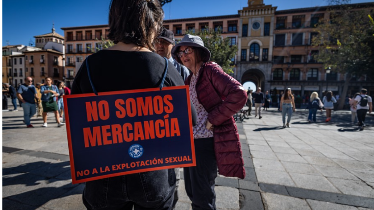 España. Una mujer luce un cartel en el que se puede leer “No somos mercancía. No a la explotación sexual”.