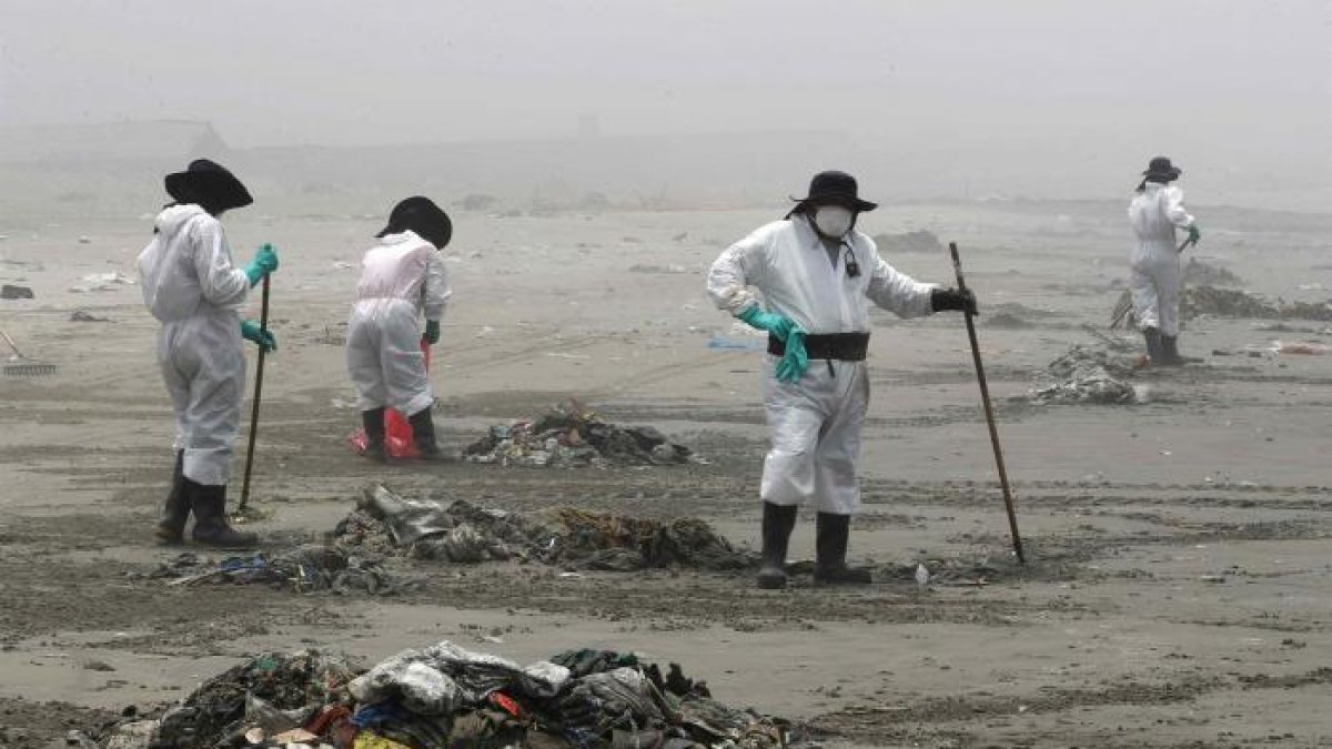 En 2022 Repsol fue responsable de un derrame de petróleo en las playas de Perú.