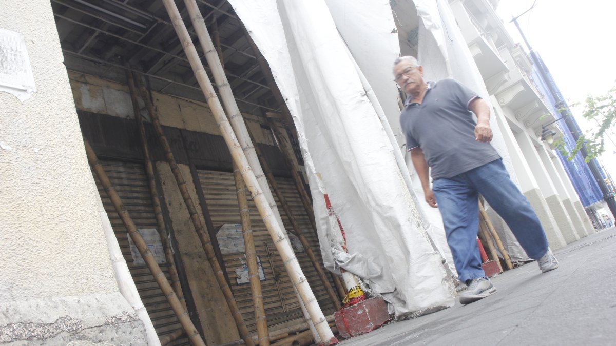 En algunos edificios hay cañas caídas y la tolda está rota