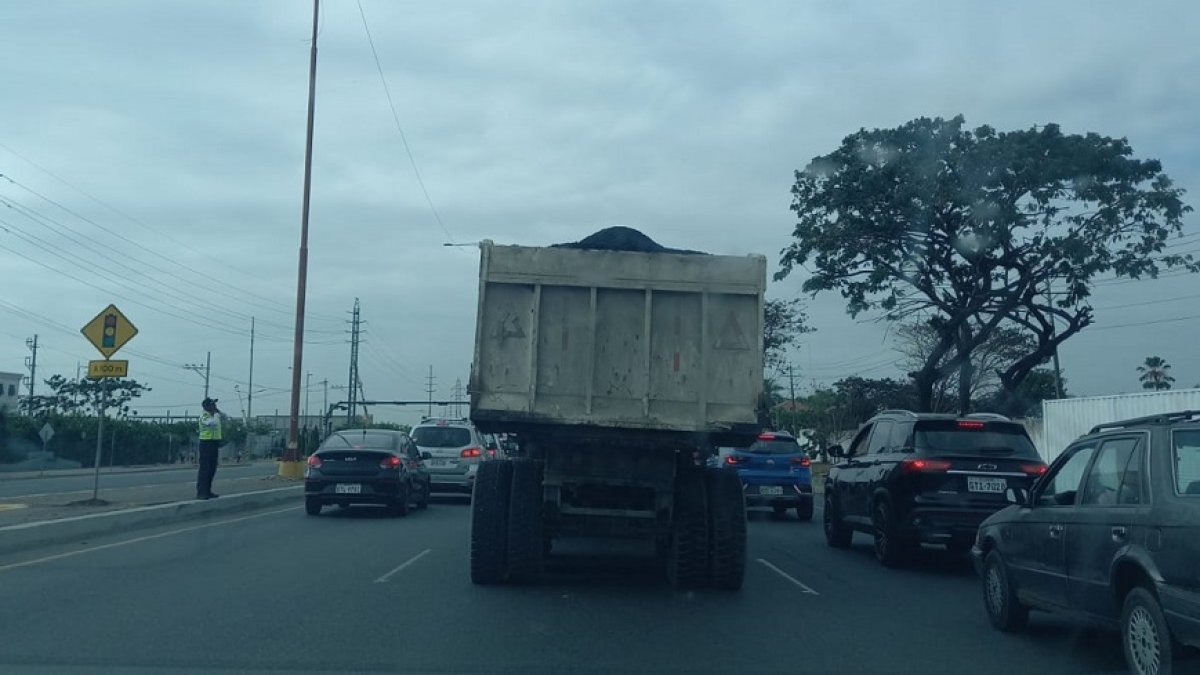 Un camión circulaba sin cobertor la mañana del sábado sobre la avenida Samborondón, ante la pasividad de un agente de tránsito.