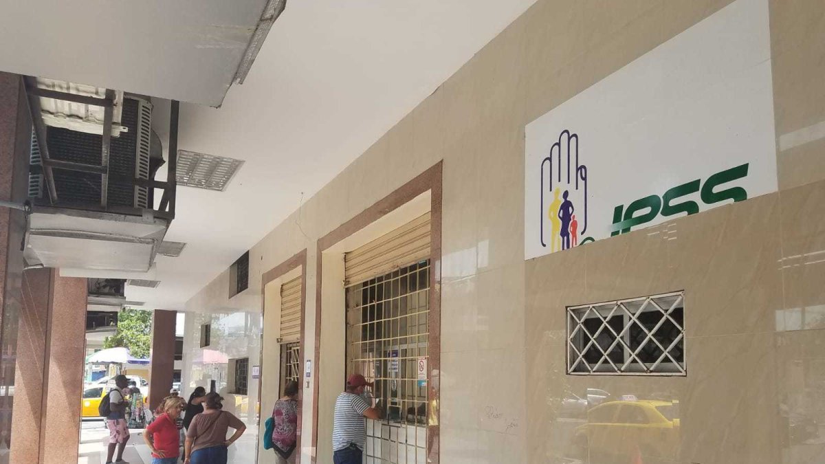 Salud. Afiliados y familiares retiran medicamentos en la farmacia del centro de especialidades Letamendi.