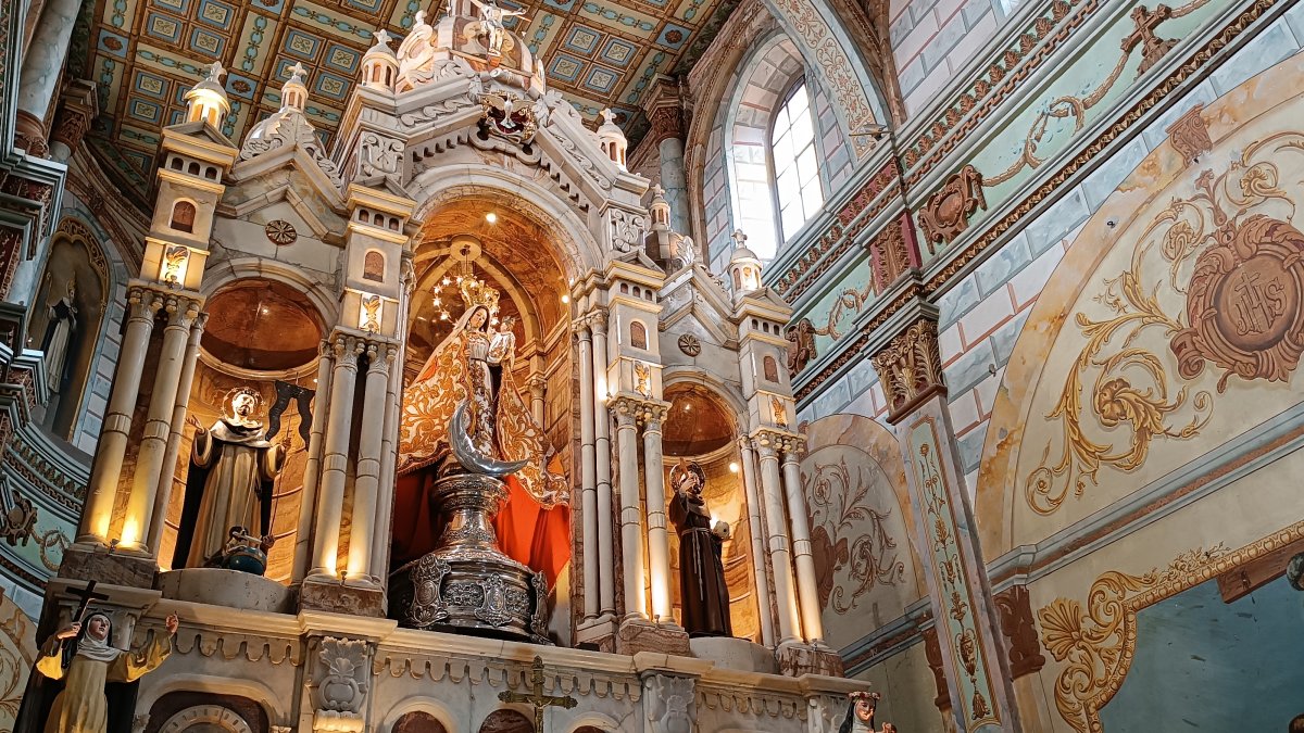 Esteban Pacuruco muestra parte de los faroles que serán colocados en el festival que se desarrollará el jueves.