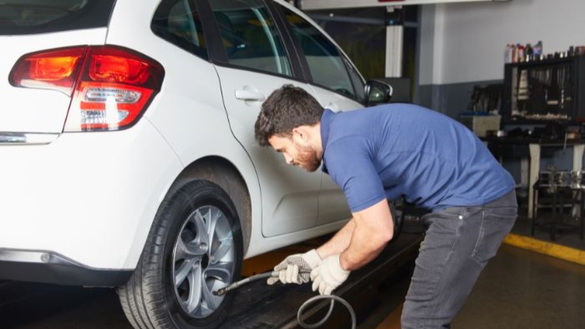 La Resolución 008-DIR-2017-ANT establece sanciones económicas para quienes no cumplan con la matriculación vehicular y la Revisión Técnica Vehicular (RTV).