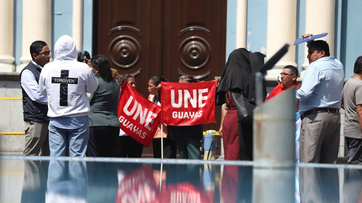 Representantes de algunos centros educativos del Guayas se reunieron en la plaza San Francisco antes de ir a la gobernación.